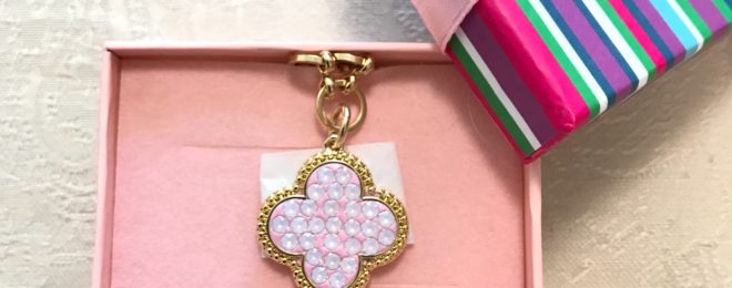 ピンクのグルーデコバッグチャーム