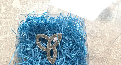 グルーデコのブローチ