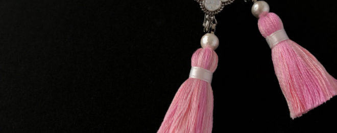 クローバーのグルーデコとタッセルのイヤリング